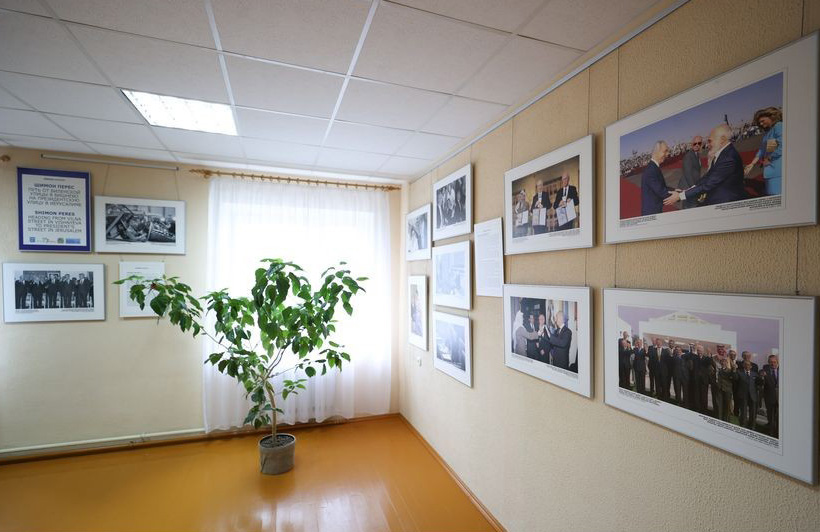 Музейная экспозиция, посвящённая Шимону Пересу и Владиславу Чернявскому